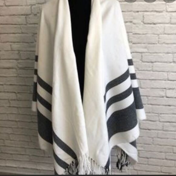 NWOT! Nordstrom’s Hinge Poncho!  - Picture 5 of 7